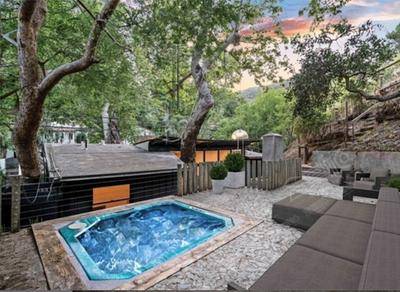 Luxurious Open Back Yard with Pool HouseBohemian Beverly Hills Oasis w/ Hot Tub and Cozy Fireplaces基础图库13